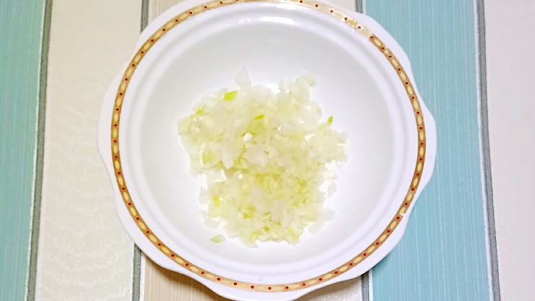 色香味俱全的豆腐皮卷煎,做法儿超级简单,营养又美味!,把葱切成碎末