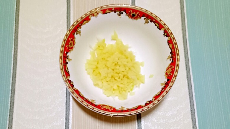 色香味俱全的豆腐皮卷煎,做法儿超级简单,营养又美味!,把姜切成碎末