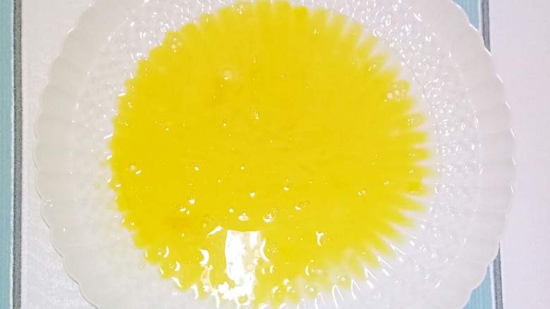 色香味俱全的豆腐皮卷煎,做法儿超级简单,营养又美味!,鸡蛋打散,倒入一个十寸左右的大平盘中