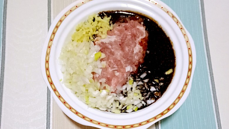 色香味俱全的豆腐皮卷煎,做法儿超级简单,营养又美味!,把香菇切末,和葱姜末、调好的汁一起倒入肉泥中