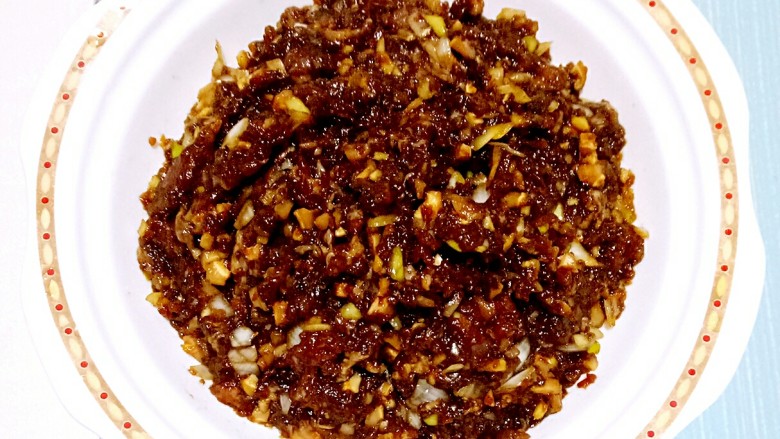 色香味俱全的豆腐皮卷煎,做法儿超级简单,营养又美味!,用一双筷子顺着一个方向,搅拌均匀备用