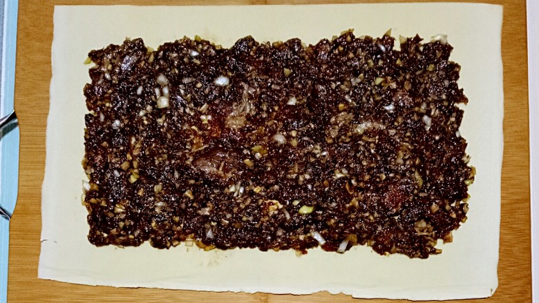 色香味俱全的豆腐皮卷煎,做法儿超级简单,营养又美味!,取1张豆腐皮,平铺在菜板上,用勺子把调好的肉馅均匀抹在豆腐皮上面,豆腐皮的四周要留出来一部分空隙,不要铺满