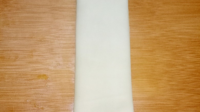 色香味俱全的豆腐皮卷煎,做法儿超级简单,营养又美味!,叠好的样子如图所示