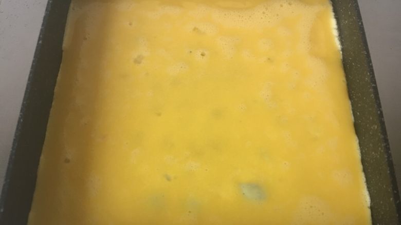 虾仁蛋卷,放入蛋液,中火至凝固