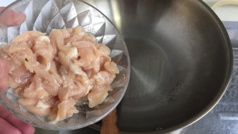 吃鸡+蚝香西葫芦炒鸡胸,热锅冷油小火加入腌制后鸡胸肉煸炒至断生,盛出备用