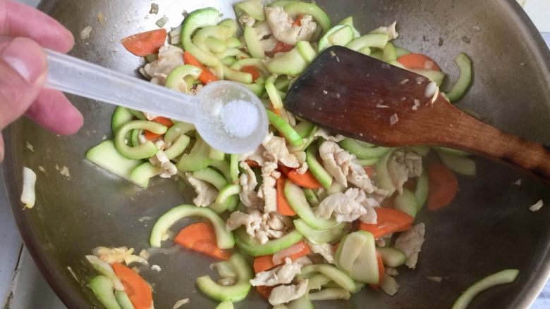 吃鸡+蚝香西葫芦炒鸡胸,根据个人口味,添加少许食盐翻炒均匀