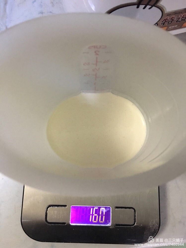 圣诞主题甜品台,160克淡奶油,加少量糖,打发
