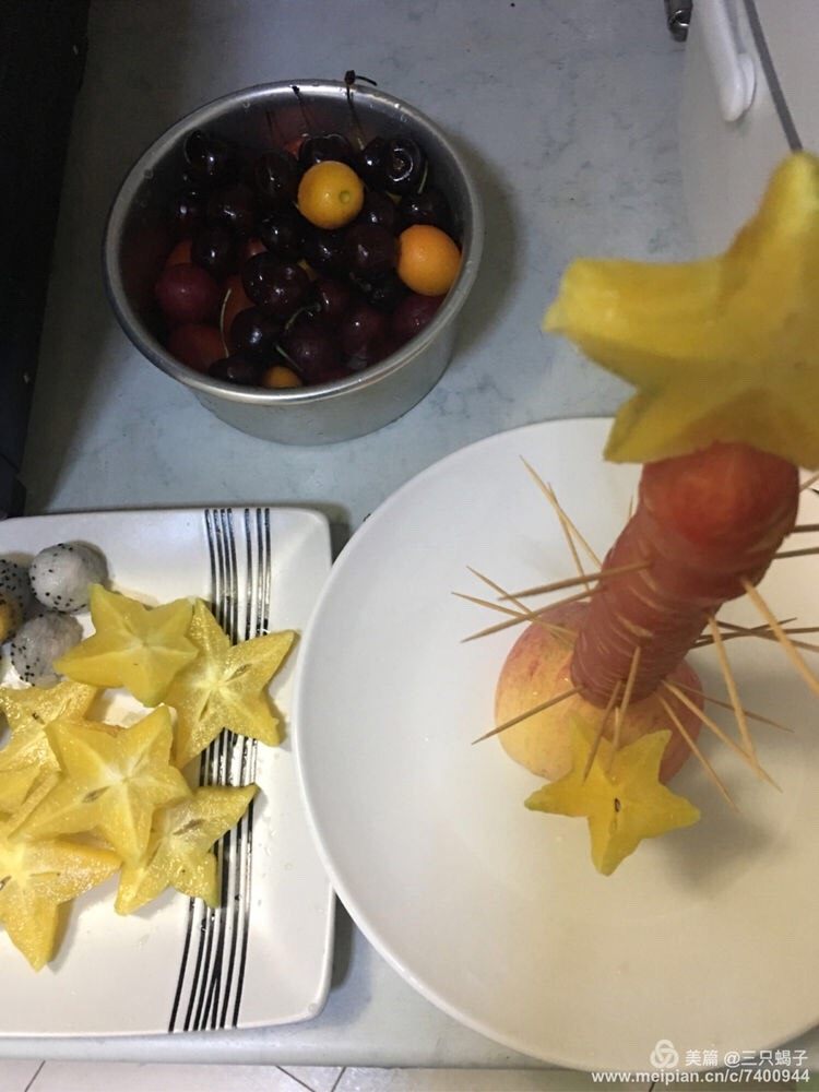圣诞主题甜品台,
苹果切开作为底座,胡萝卜用牙签固定在苹果上,再在胡萝卜上插满牙签,圣诞树的架子就搭好了!