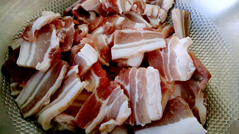 猪肉炖粉条,热锅凉油,放入<a style='color:red;display:inline-block;' href='/shicai/ 36099'>猪五花肉</a>片煸炒。
