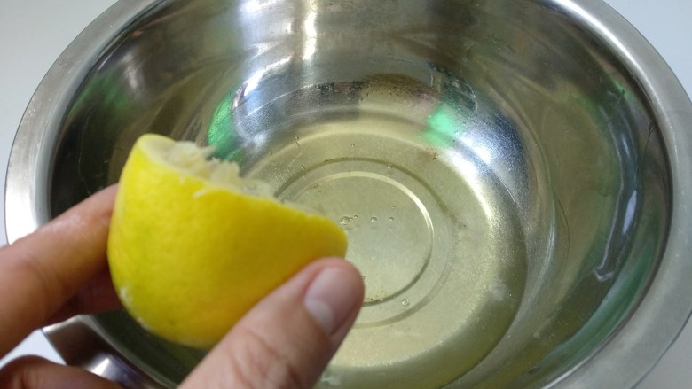 香橙蛋糕卷,蛋白里滴入几滴柠檬汁。