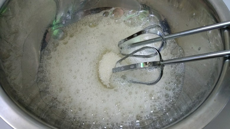 香橙蛋糕卷,白糖分3次加入,打至粗泡时加一次糖。
打至细泡时加一次糖。
打至有纹路时加最后一次糖。
