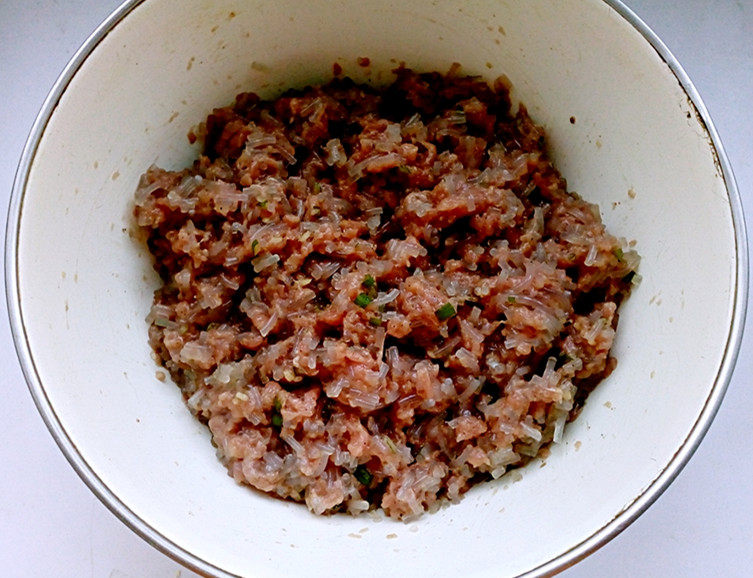 牛肉盒子,将切碎的粉条加入拌好的<a style='color:red;display:inline-block;' href='/shicai/ 8488'>牛肉馅</a>中,继续搅匀。