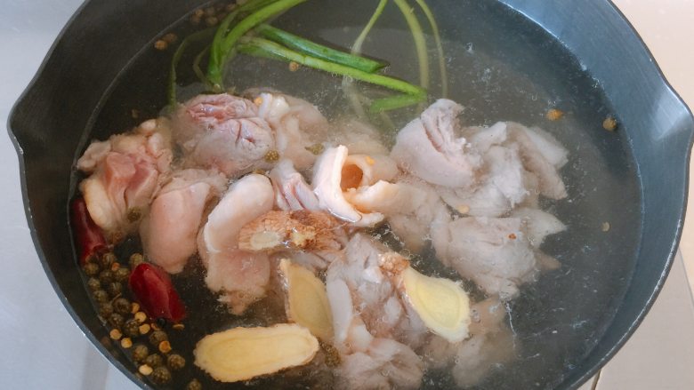 #吃鸡#日式咖喱鸡腿饭,放入鸡腿肉焯水1-2分钟,(鸡腿肉变白即可)