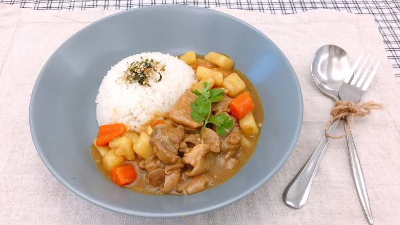 #吃鸡#日式咖喱鸡腿饭,浓郁的咖喱汤汁里, 米饭拌着嫩嫩的鸡腿肉,和炖的酥烂的土豆和胡萝卜。微辣的带着甘味日式咖喱,特别适合冷冷的冬天。