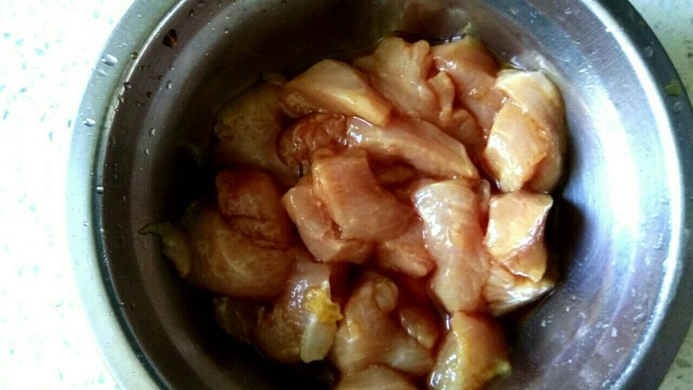 唐山+溜肉段,加入两勺料酒,1勺<a style='color:red;display:inline-block;' href='/shicai/ 788'>生抽</a>搅拌均匀,腌制一会儿