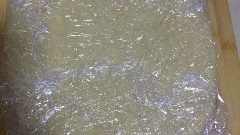 丹麦吐司(开酥吐司),面团拿出来,擀成厚片用保鲜膜包三层,放入冰箱冷冻一小时