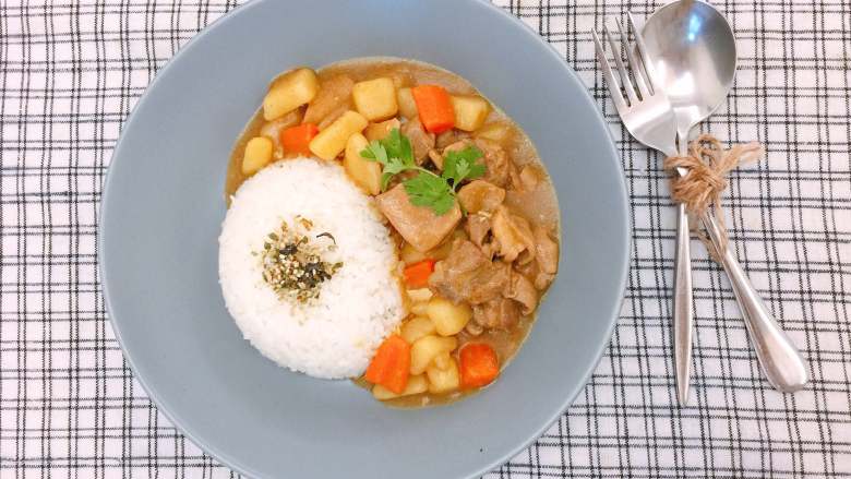 #吃鸡#日式咖喱鸡腿饭,盛入咖喱鸡腿,撒少许香松在米饭上做装饰即可