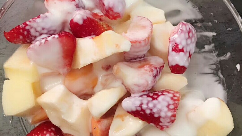 水果牛奶巧克力圈,把所有水果放碗里，然后加入<a style='color:red;display:inline-block;' href='/shicai/ 885'>酸奶</a>拌匀