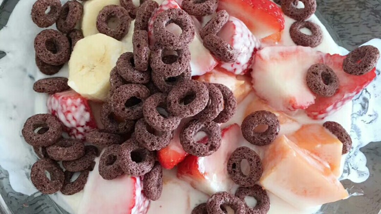 水果牛奶巧克力圈,可以开始吃了，是不是超级简单呢，味道酸甜口，巧克力圈很有口感，脆脆的和水果的崔不同