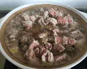 味道媲美大厨的红烧牛腩,煮开之后会有很多浮沫,用汤勺舀掉,到不再出现血沫的时候,把牛肉捞出来控干水分~