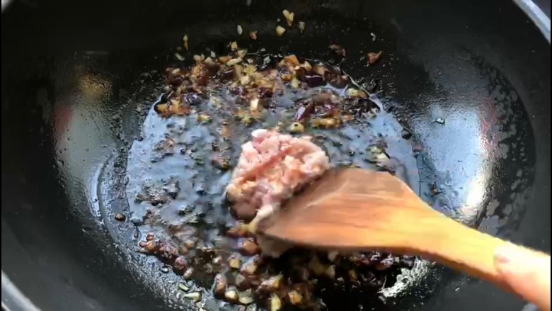 海参滑豆腐,加猪肉末,炒散