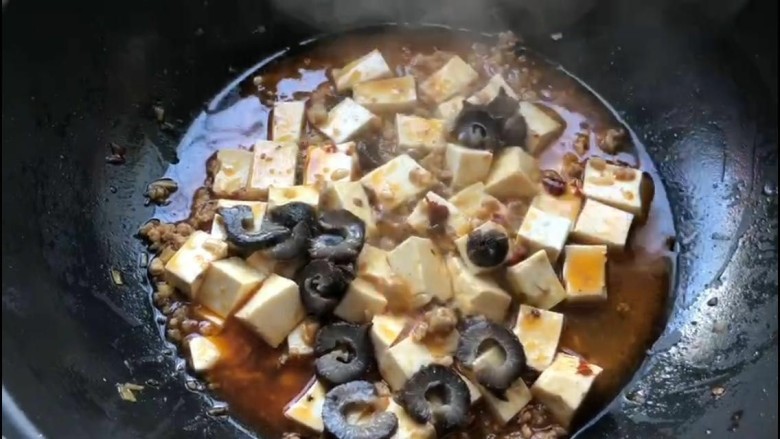 海参滑豆腐,加海参,再盖上锅盖煮三分钟,最后调一小碗生粉水,加点<a style='color:red;display:inline-block;' href='/shicai/ 756'>鸡精</a>,倒入锅内勾芡,撒葱完成。