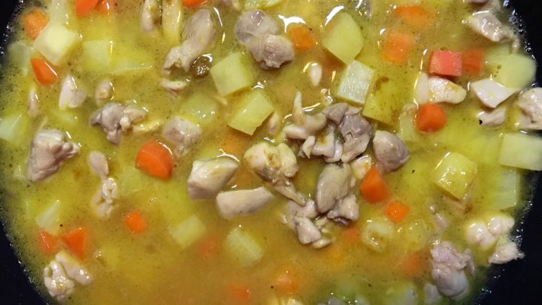 一天家咖喱鸡肉饭,马上加入足量开水将咖喱翻拌融化,中大火炖煮。