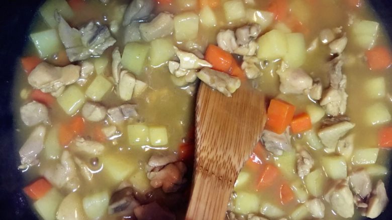一天家咖喱鸡肉饭,开锅后转中火,加入鱼露提鲜(可省略)炖煮10分钟、隔2-3分钟搅拌一下,防止咖喱粘锅。