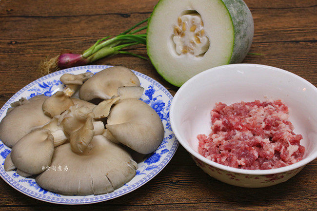 冬瓜鲜菇肉丸汤,备好食材【猪肉在市场里已经叫师傅帮忙搅碎,回到家调料拌匀就可以烹调,非常方便】