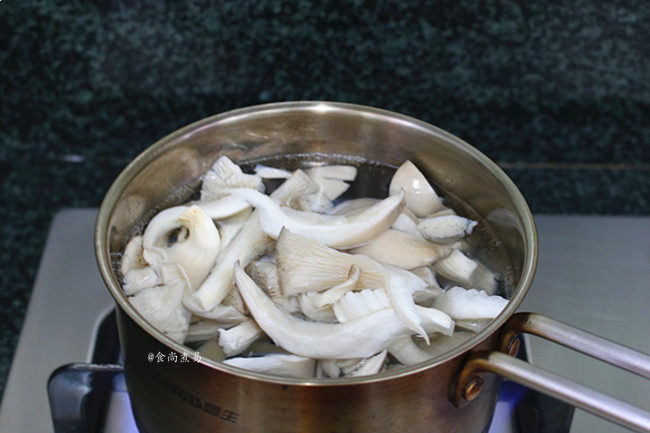 冬瓜鲜菇肉丸汤,<a style='color:red;display:inline-block;' href='/shicai/ 2939'>秀珍菇</a>洗净撕开,焯一下水
