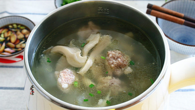 冬瓜鲜菇肉丸汤,葱花撒在汤里,拌匀即可