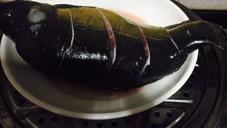 四川成都+豆瓣鱼,盘中抹点玉米油防粘,上锅蒸,大火烧开先蒸10分钟