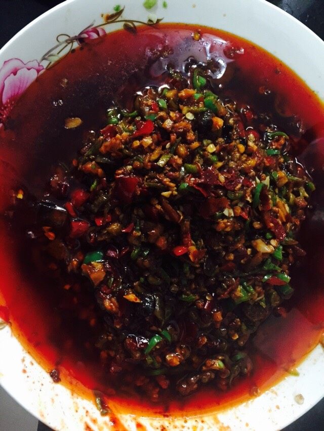 四川成都+豆瓣鱼,料炒好后备用。