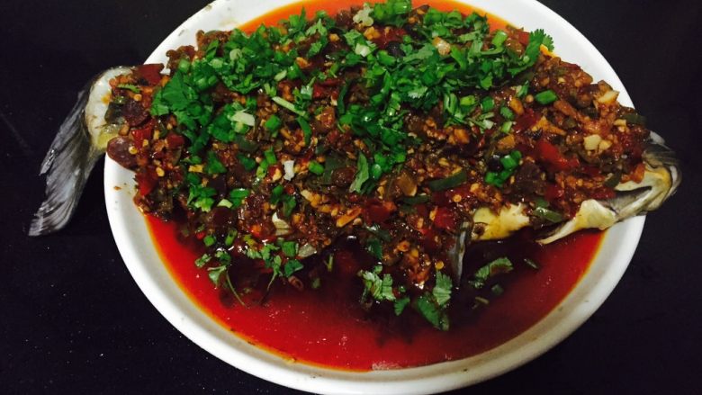 四川成都+豆瓣鱼,蒸好的鱼最后放入葱花和<a style='color:red;display:inline-block;' href='/shicai/ 131'>香菜</a>。