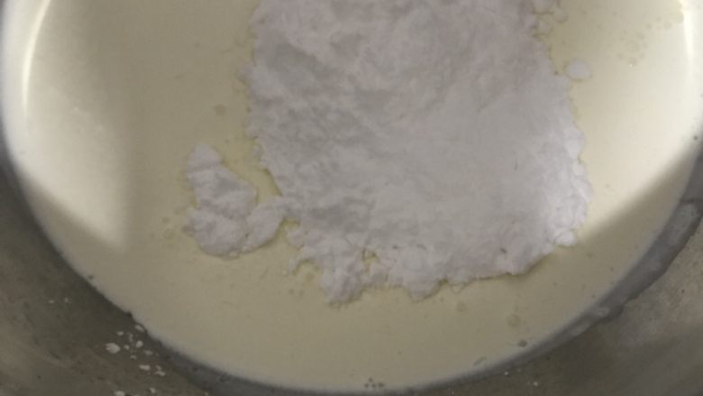 圣诞可丽饼蛋糕,奶油250g加入糖粉25g打发