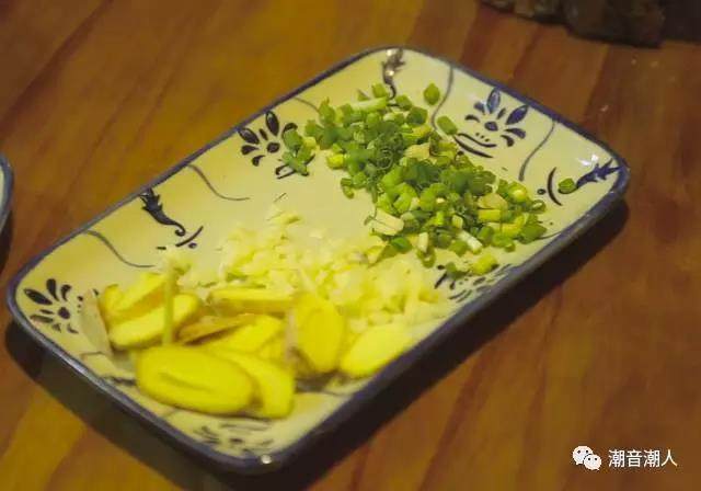 肉丸菜脯焖冬瓜,❥ 香葱、萝卜干、蒜头切粒,生姜切片