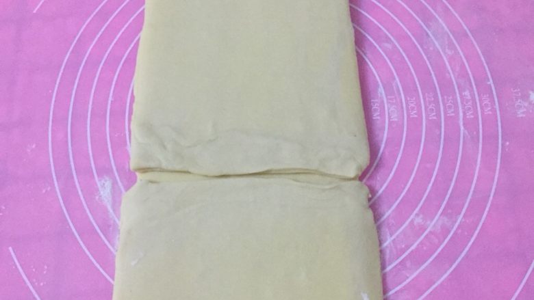 丹麦吐司(开酥吐司),擀到大概0.4毫米左右的时候在一次四折