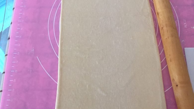 丹麦吐司(开酥吐司),撒少于手粉,用擀面杖轻轻的擀开