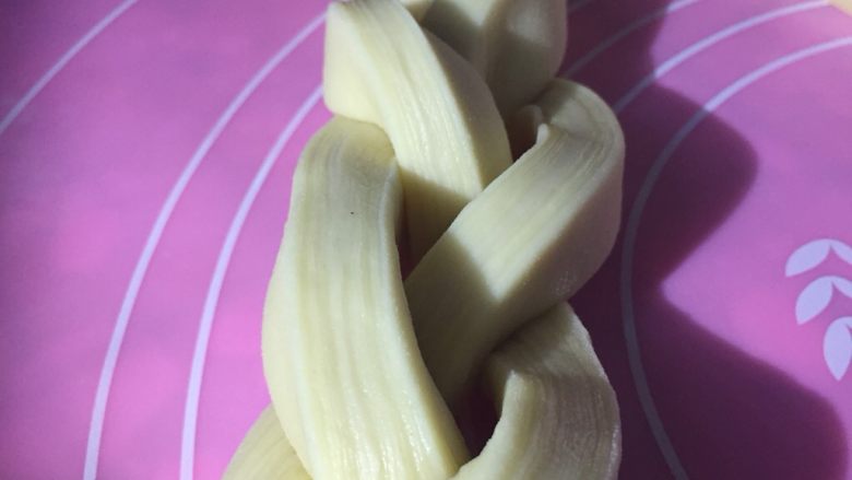 丹麦吐司(开酥吐司),编辫子,三股编一个,松点编,不要编的太紧,而且,切面要冲上