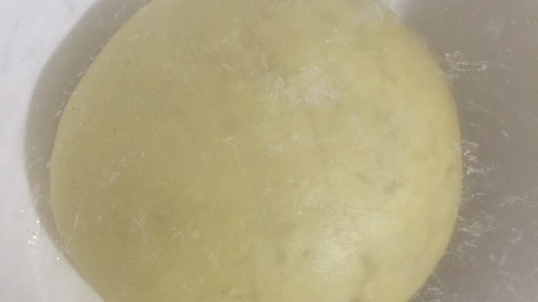 奶香红薯排包,揉好的面团整形收圆放入碗中盖上保鲜膜开始发酵,一发温度26度