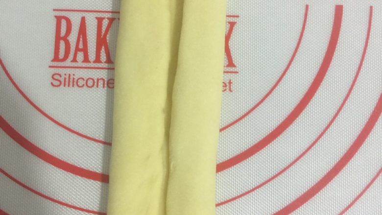 奶香红薯排包,翻面后,两边各向中间折叠1/3
