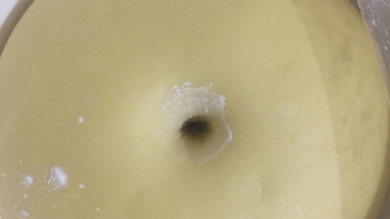 奶香红薯排包,发酵状态达到图上,手指两个关节粘粉戳孔不回缩不塌陷就可以了