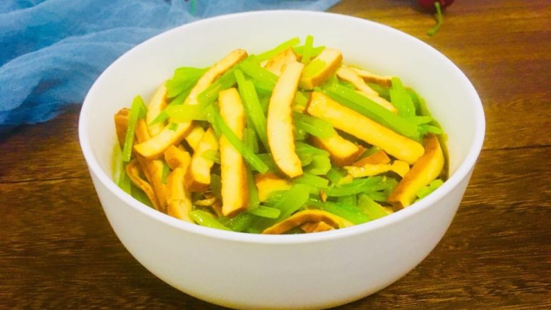 芹菜炒香干,成品图