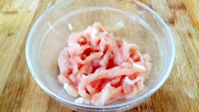 蒜苔炒肉丝,搅拌均匀,腌十分钟