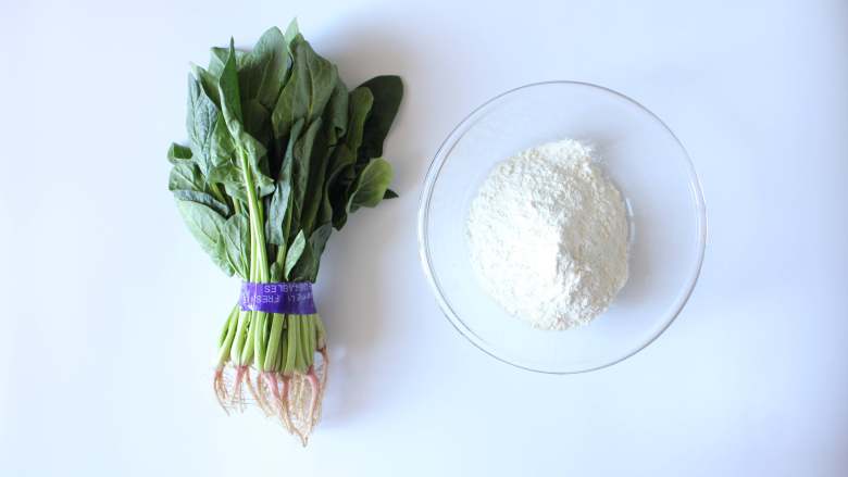 菠菜手擀面(适合12个月以上的宝宝),准备所有食材