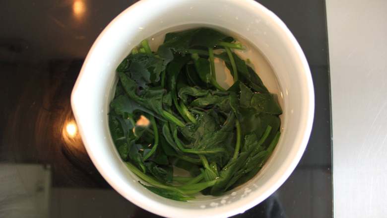 菠菜手擀面(适合12个月以上的宝宝),锅烧开水放入菠菜烫一分钟,捞出过凉水