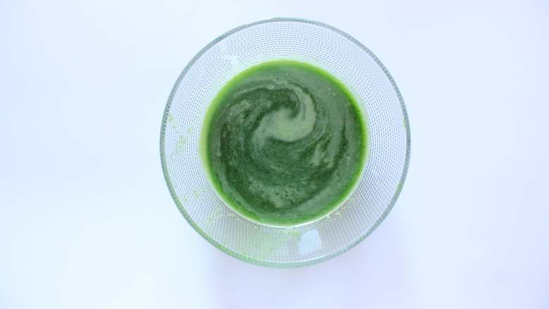 菠菜手擀面(适合12个月以上的宝宝),榨出75克菠菜汁备用