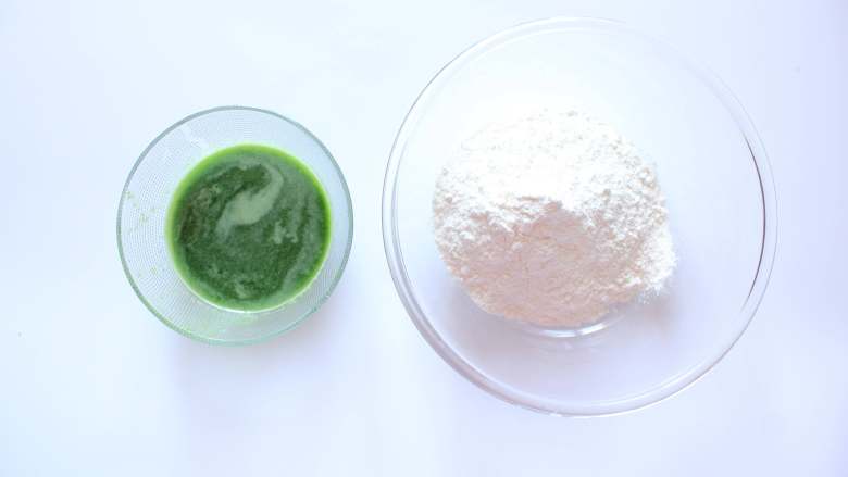 菠菜手擀面(适合12个月以上的宝宝),面盆里加入菠菜汁