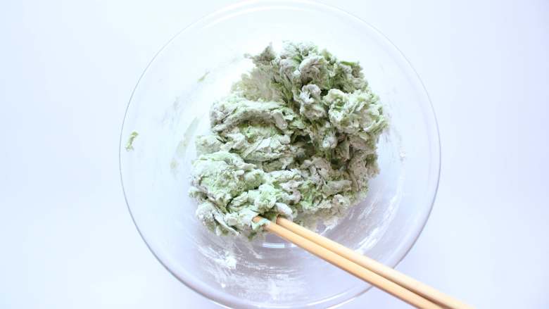 菠菜手擀面(适合12个月以上的宝宝),搅拌成絮状