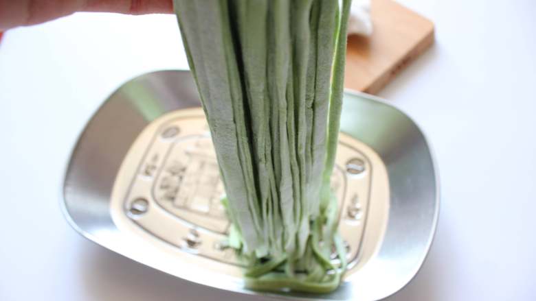 菠菜手擀面(适合12个月以上的宝宝),抖散,撒面粉防止沾到一起
